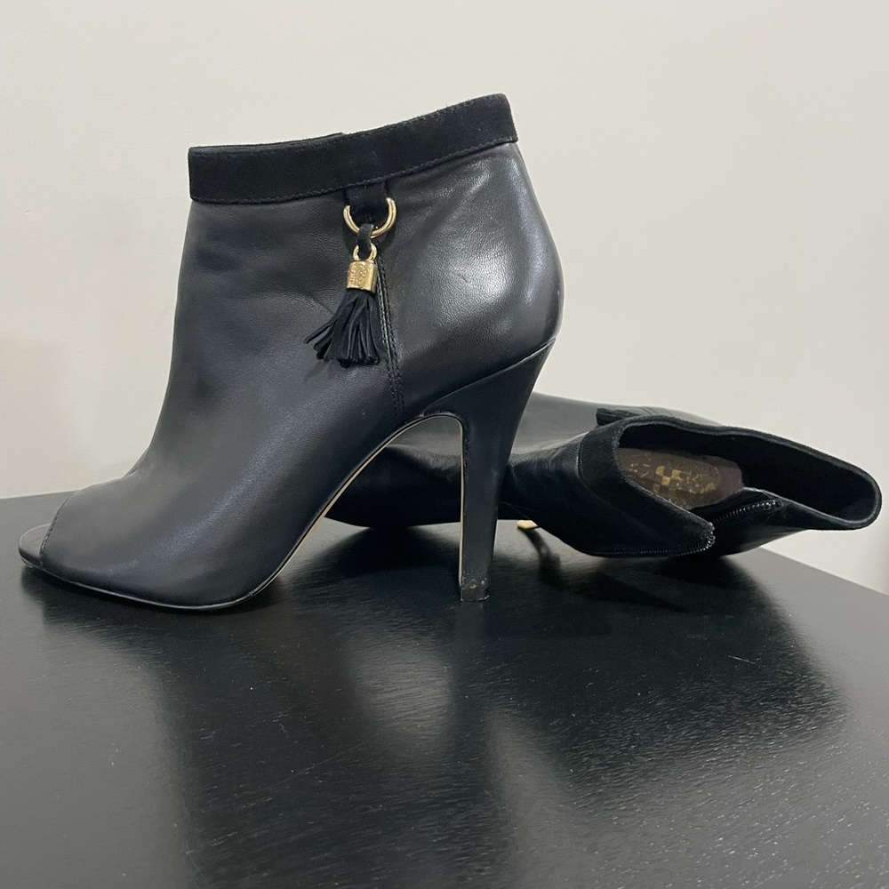 - Black high heels with golden details - Picture 1 of 4